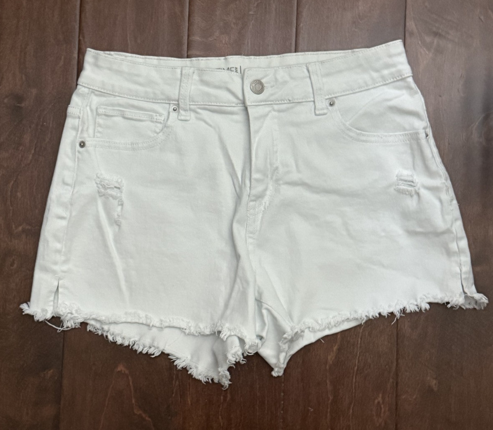 Time and Tru High Rise White Distressed Frayed Hem Denim Shorts Size 8 Stretch